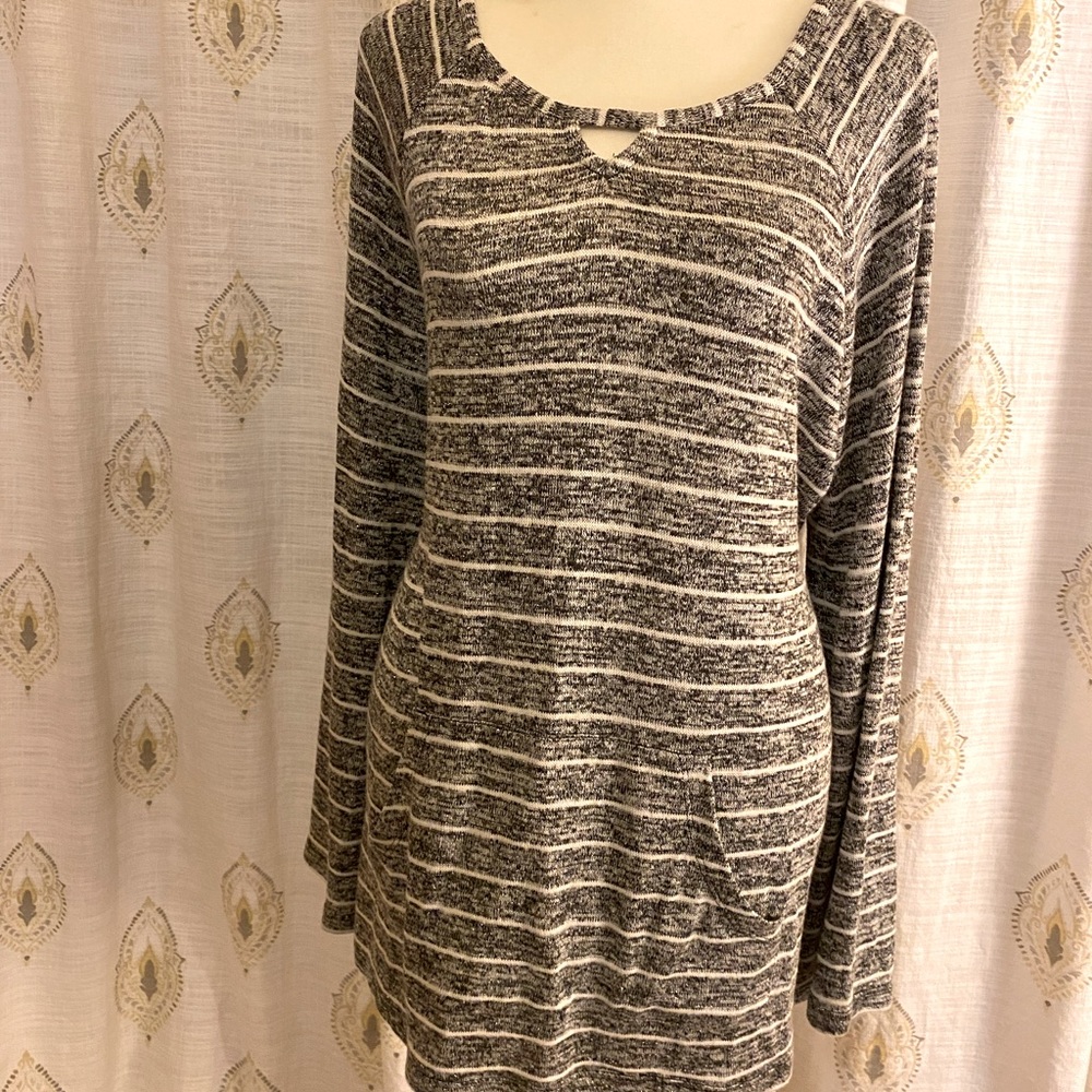 🎃3 for$15🎃Ruby Rd. Heathered Gray Striped Keyhole Top w/ Pocket Sz XL